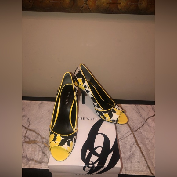 Yellow, black and white open toe heels; very pretty, nice and comfortable; - Picture 7 of 10